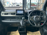 当社の中古車は、フロアマット付きで販売しておりません。予めご了承下さい。中古車という特性上匂いや見栄えなどの状態が左右される為です。純正マット、車種専用社外品マットをご購入いただけます。