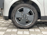 純正アルミホイール。タイヤサイズは155/65R14です。