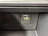 充電用USB端子付き。スマートフォンなどの充電に便利です。