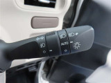 スイッチをオートに設定しておけば、車外の明るさに応じて自動的にヘッドランプを点灯・消灯します。夕暮れ時やトンネルの続く山道などを走行する時に便利なコンライトを装備しています。