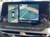 アラウンドビューモニターです。4つのカメラからの映像を合成・処理することで空から見下ろすような視点で周囲を確認でき、駐車時のクルマの位置確認がスムーズになります。