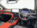 運転席まわりです。 各操作スイッチは使いやすい位置に配置されてます。