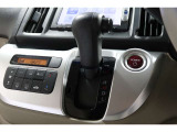 インパネシフトだから視線の移動も少なく足元もスッキリ♪運転席もゆったりしているのでゆとりを持ってドライブできますね!