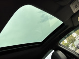 トップロードサンルーフ装着車です。手動で天井部をスライドさせればサンルーフが出現。さらにガラス部は電動で開閉でき、チルトアップ機能も備えています