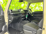 視界の良いフロントガラスと、広々とした室内空間が一体感を演出。運転に集中できる環境が整っています。