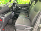 運転席からの視界は広く、運転操作もスムーズに行えます。機能的な配置のスイッチ類で、快適なドライビングをサポートします。