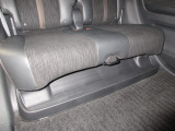 リアシートの下に収納として大容量のスペース。普段から積んでおきたい小物はここにしまっておけば、荷室はいつもすっきり。全面を広く使うことができます。濡れた傘もさっと置けて汚れません。