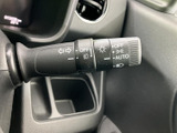 操作しやすい位置に配置されており、安全な車線変更をサポートします。直感的に操作できるので、運転に集中できます。