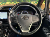 【純正革巻きステアリング】上質な革を使用することで、手にしっかり馴染みとても運転しやすいハンドルです♪