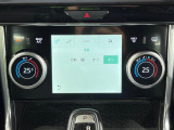 デュアルエアコンは、運転席と助手席で個別に温度設定ができる空調システムです。同乗者同士の体感温度の差に合わせ、お互いが快適な空間を作れます。1人乗車時はボタン一つで左右の設定を同期することも可能です。