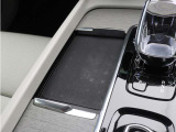 対応機種のスマートフォンを、トンネルコンソールの下のラバープレートに置いておくだけで充電可能。センターディスプレイの機能ビューを使用して、充電プレートのオンとオフを切り替えることができます。