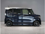 リアドアは両側電動スライドドア(パワースライドドア)です!スライドドアのお車ですと、狭いスペースでも乗り降りしやすいです。また、ワンアクションで開閉可能な電動スライドドアはうれしい装備ですね!