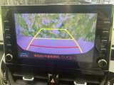 狭い道や駐車時も安心。後方の状況を画面で確認できるので、安全な運転をサポートします。