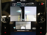 左右のサイドカメラ映像を同時に表示し、車両周囲の死角をしっかりカバー。狭い道や駐車時の接触リスクを減らし、安心して操作できる視界を確保します。