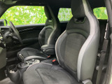 後席からの眺めも良好。広々とした空間で、リラックスした時間を過ごせます。乗車時のストレスを軽減し、快適なドライブをサポートします。
