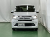 ディスチャージヘッドライト【HID】を装備していますのでとても明るく、夜間の走行や雨の日も安全・安心です。オートライトコントロール付きで周囲の明るさに応じて自動で点灯・消灯します。
