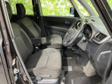 広々とした室内空間は、ドライバーにも快適な運転環境を提供します。落ち着いた色合いのシートで、長距離のドライブもリラックスして楽しめます。