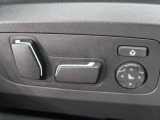 【メモリー機能付きパワーシート】運転手が代わってもボタン一つで設定ポジションに。常にご自身のドライブ設定が整います。