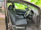 ドライバーシートに座れば、包み込まれるような座り心地。視界も広く、運転に集中できる空間です。快適なドライブをサポートします。