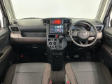 【インパネ】運転のしやすさを最優先に設計された見晴らしの良いフロントビュー。車両間隔が掴みやすく狭い道でも安心♪「安全」と「品質」を最優先に、安心してお乗りいただけるクルマを提供いたします。