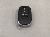 スマートキーを装備しています。鍵を差し込むことなくドアロックの開け閉めと、スタートボタン操作でのエンジンスタートができます。ボタン操作でトランクが開けられる電動テールゲートのボタンもついています。