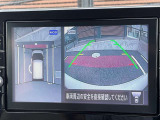 アラウンドビューモニター。上空から見下ろしているような映像で、スムースな駐車をサポートします。