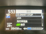 レーンディパーチャーアラートとは車線または走路からの逸脱の可能性を警告すると共に、車線または走路からの逸脱を避けるためのハンドル操作の一部を支援する機能です。詳細は販売店スタッフまでおたずねください。