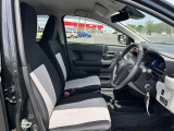 女性の方ももちろんですが、運転席側、助手席側の足元スペースが広いので男性の方が運転しても窮屈になりにくいですよ!