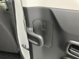 リヤドアには雨の日の傘指定席【アンブレラホルダー】を装備。水滴は車外へのスグレモノ!