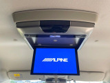 【後席モニター】家族や友人とお出かけする機会が多い方に大人気の後席モニターを装備!見やすい位置に画面がありテレビやDVDの視聴も快適!友達もお子様も、後席にしか乗らなくなるかも??