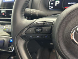 運転中、オーディオの操作をしてて、ハッとしたことはありませんか?ステアリングスイッチは、運転中でもハンドルでオーディオの操作が可能です。安全なドライブをサポートします。