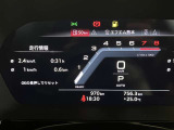 スピードメーターなどの運転に必要な計器とともに、オーディオ・電話の操作画面などを表示。レイアウトはステアリングスイッチで切り替えでき運転に集中しながら必要な情報を瞬時に得ることが可能。