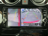 ギアを『R』に入れた後、カメラボタンを押すと、運転席から見えない左側面をナビ画面にうつしてくれるので、幅寄せや縦列駐車がし易くなります。