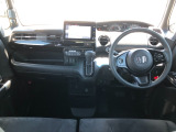 【インパネ全体】手が届きやすく、どなたでも運転しやすいです。シンプルで使いやすい設計になっています!