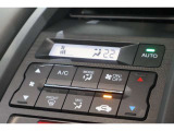 フルオートエアコンが装備されています!お好みの温度設定をするだけでエアコンの風量やモードの切り替えを自動でコントロールしてくれます!ユーザーの操作が少なく燃費走行にもつながります!