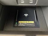 Qi対応のスマートフォンを置くだけで充電ができます。