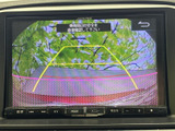 後方確認がスムーズに行えるバックモニターが搭載されています。駐車時の安全性と利便性を高め、狭い場所でも安心の運転をサポートします。