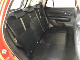 前席を最も後ろに下げても膝前に余裕があります!しかも解放感のあるフロアで、広々とした後席足下♪