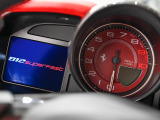 レッドメーターカラーを採用し、タコメーターがインテリアのRosso Ferrariと完璧に調和しています。