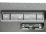 重たいバックドアもスイッチを押すだけで閉めることができます。リモコンや車内のスイッチからも操作できます。