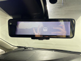【デジタルルームミラー】車両後方カメラの映像をルームミラーに映すことが出来ます。 そのため、後席に人や荷物があって後方が見えづらい場合でもしっかり視界を確保することが出来ます。