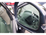 【ブラインドスポットモーション】後方の死角となるエリア内に車両やバイクの存在を検知すると、サイドミラー内のインジケーターが点灯し、知らせてくれるシステムです!