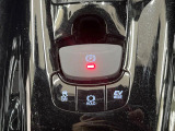 【電動パーキングブレーキ】パーキングブレーキは便利な電動式!ボタン一つで操作でき、アクセルを踏めば自動で解除されます♪レバーやペダルが無いので運転席廻りもすっきりしますね♪