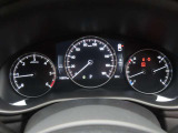 MAZDA3のメーター部です。華美な装飾を避け、必要な情報を瞬時に読み取れる様にデザイン・配置されています。