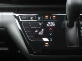 オートエアコンですので、車内を快適な空間に出来ます ♪   操作はタッチパネル式ですので爪の長い方でも安心して操作して頂けます!