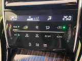 【オートエアコン】一度お好みの温度に設定すれば、車内の温度を検知し風量や温度を自動で調整。暑い&hellip;寒い&hellip;と何度もスイッチ操作をする必要はありません。快適な車内空間には必須の機能ですね♪