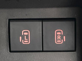 【両側パワースライドドア】スマートキーや運転席のスイッチで後席両側スライドドアの開閉が可能♪電動だから力を入れてドアを開ける必要が無く、小さなお子様でも簡単に開け閉めでき快適です♪