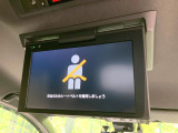 【フリップダウンモニター】大画面モニターで後席でもエンタメをお楽しみいただけます。小さなお子様にも大人気の装備です♪