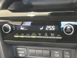 【オートエアコン】一度お好みの温度に設定すれば、車内の温度を検知し風量や温度を自動で調整。暑い&hellip;寒い&hellip;と何度もスイッチ操作をする必要はありません。快適な車内空間には必須の機能ですね♪