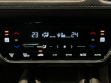 オートエアコンは左右席で独立温度コントロールが可能です。運転席はキンキンに冷やして助手席はマイルドにと言った設定が可能です☆暑さ寒さでケンカすることもなくなりますね♪